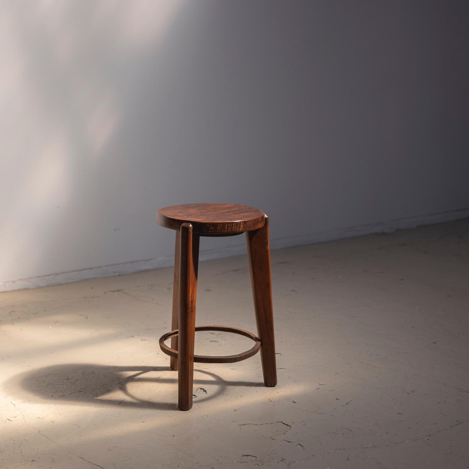 High Stool with iron ring - Objet d' art